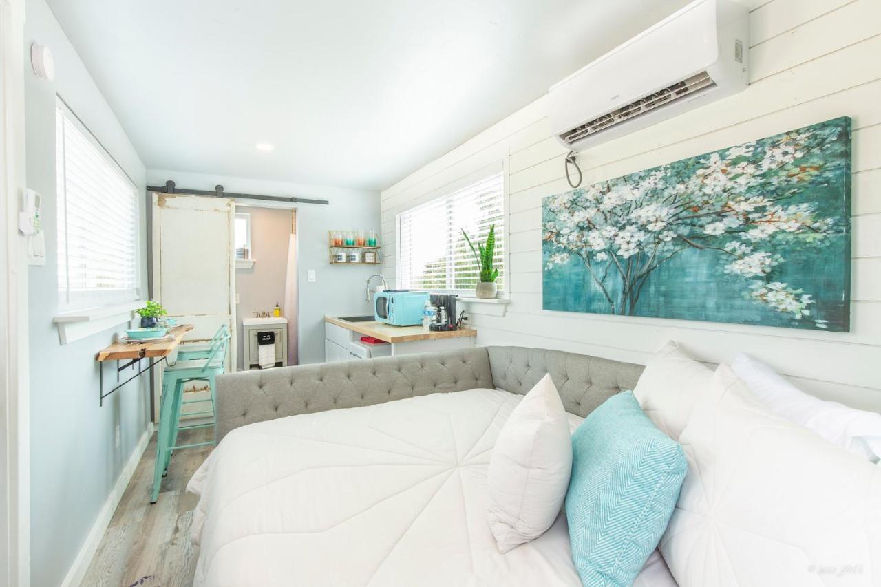 The Container Retreat @ 290 Wine Trail #1 Escape To Hye, Tx Villa Exterior photo